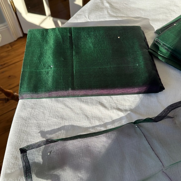 PB 100% Silk Tablecloth 70"x108" & 14 Napkins - Picture 13 of 14